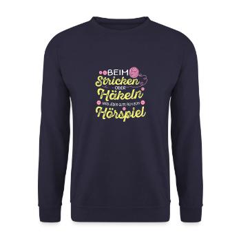 Beim Sticken wird alles zum Hörspiel Strickerin - Unisex Pullover - Navy - Vorne - Alina (178cm) & Michal (187cm)