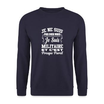Cadeau femme Je suis pas dieu mais Militaire - Sweat-shirt Unisexe - marine - Devant - Alina (178cm) & Michal (187cm)