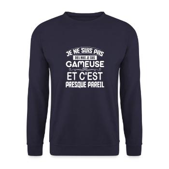 Cadeau femme Je suis pas dieu mais Gameuse - Sweat-shirt Unisexe - marine - Devant - Alina (178cm) & Michal (187cm)