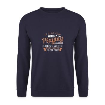 Es ist keine Zeit, Schach zu spielen, wenn das Haus - Unisex Pullover - Navy - Vorne - Alina (178cm) & Michal (187cm)