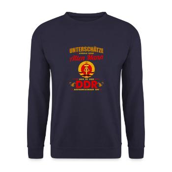 Alter Mann der in der DDR Geboren wurde - Unisex Pullover - Navy - Vorne - Alina (178cm) & Michal (187cm)