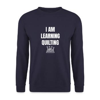 Ich lerne Quilten Spruch Englisch - Unisex Pullover - Navy - Vorne - Alina (178cm) & Michal (187cm)
