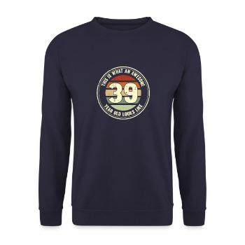 39. Geburtstag so sieht man mit 39 Retro Geschenk - Unisex Pullover - Navy - Vorne - Alina (178cm) & Michal (187cm)