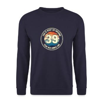39. Geburtstag so sieht man mit 39 Retro Geschenk - Unisex Pullover - Navy - Vorne - Alina (178cm) & Michal (187cm)