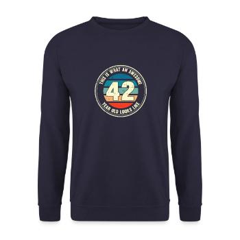 42. Geburtstag so sieht man mit 42 Retro Geschenk - Unisex Pullover - Navy - Vorne - Alina (178cm) & Michal (187cm)