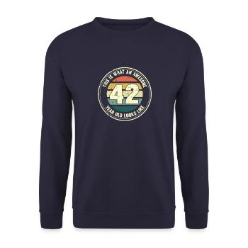 42. Geburtstag so sieht man mit 42 Retro Geschenk - Unisex Pullover - Navy - Vorne - Alina (178cm) & Michal (187cm)