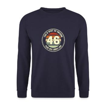 46. Geburtstag so sieht man mit 46 Retro Geschenk - Unisex Pullover - Navy - Vorne - Alina (178cm) & Michal (187cm)