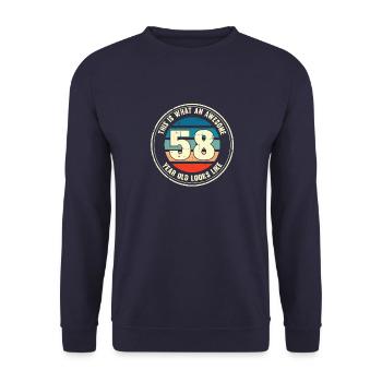 58. Geburtstag so sieht man mit 58 Retro Geschenk - Unisex Pullover - Navy - Vorne - Alina (178cm) & Michal (187cm)