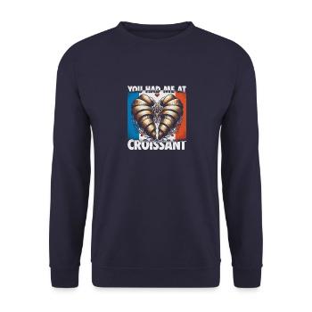 Lustiges Croissant Design - Gewinne mit Humor - Unisex Pullover - Navy - Vorne - Alina (178cm) & Michal (187cm)