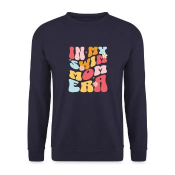In my swim mom era - Unisex Pullover - Navy - Vorne - Alina (178cm) & Michal (187cm)