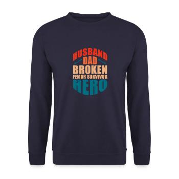 Mari Papa Fracture Femur Survivant Héros Jambe cassée - Sweat-shirt Unisexe - marine - Devant - Alina (178cm) & Michal (187cm)