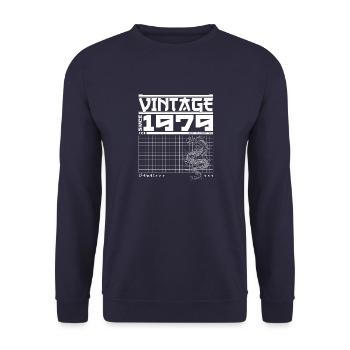 Drachengeist seit 1979 - Vermächtnis zum 46. Geburtstag - Unisex Pullover - Navy - Vorne - Alina (178cm) & Michal (187cm)