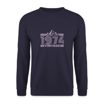 jahrgang 1974 Geburtstag Berge Wandern Klettern - Unisex Pullover - Navy - Vorne - Alina (178cm) & Michal (187cm)
