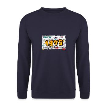 Retro Rebel 1975 Graffiti – 50 Jahre zeitlos - Unisex Pullover - Navy - Vorne - Alina (178cm) & Michal (187cm)