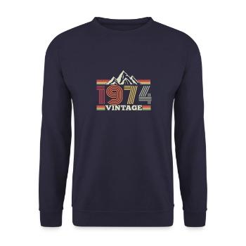 jahrgang 1974 Geburtstag Berge Wandern Klettern - Unisex Pullover - Navy - Vorne - Alina (178cm) & Michal (187cm)