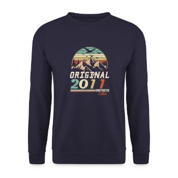 2011 vintage anniversaire rétro vintage cadeau - Sweat-shirt Unisexe - marine - Devant - Alina (178cm) & Michal (187cm)