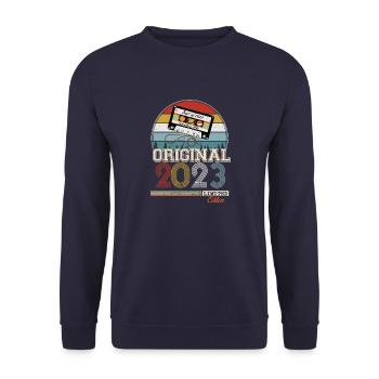 Stylish Retro Gift: 2023 Vintage - Unisex Sweatshirt - navy - Front - Alina (178cm) & Michal (187cm)