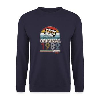 Elegantes Retro-Geschenk: 1982 Vintage - Unisex Pullover - Navy - Vorne - Alina (178cm) & Michal (187cm)