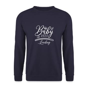 Baby 2025 Loading Spruch - Unisex Pullover - Navy - Vorne - Alina (178cm) & Michal (187cm)