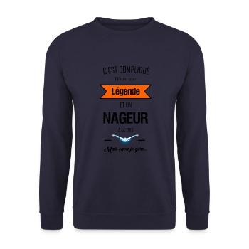 C'est compliqué d'être une légende t-shirt nageur - Sweat-shirt Unisexe - marine - Devant - Alina (178cm) & Michal (187cm)