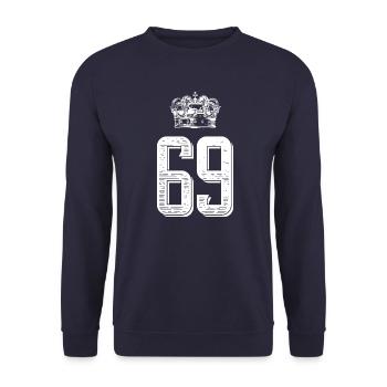69 Zahl Krone - Unisex Pullover - Navy - Vorne - Alina (178cm) & Michal (187cm)