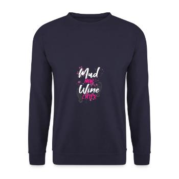 Mud now wine later Schlammlauf Mud Run Muddy Race - Sweat-shirt Unisexe - marine - Devant - Alina (178cm) & Michal (187cm)