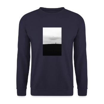 Der highseat auf einem hügel im feld - Unisex Pullover - Navy - Vorne - Alina (178cm) & Michal (187cm)