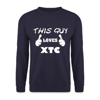 This Guy Loves Xtc - Unisex Pullover - Navy - Vorne - Alina (178cm) & Michal (187cm)