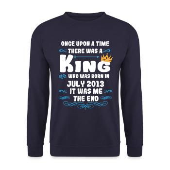 Es war einmal ein König. Juli 2013 Geburtstag - Unisex Pullover - Navy - Vorne - Alina (178cm) & Michal (187cm)