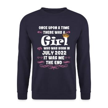 Es war einmal ein Mädchen. Juli 2022 Geburtstag - Unisex Pullover - Navy - Vorne - Alina (178cm) & Michal (187cm)