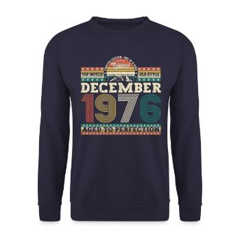 Décembre Né en 1976 Cadeau de 46e anniversaire - Sweat-shirt Unisexe - marine - Devant - Alina (178cm) & Michal (187cm)