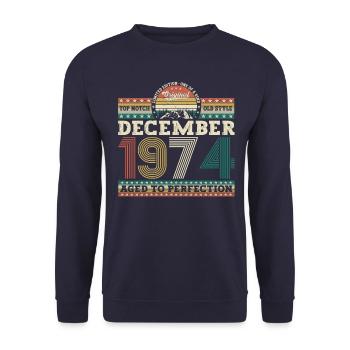 Décembre Né en 1974 Cadeau de 48e anniversaire - Sweat-shirt Unisexe - marine - Devant - Alina (178cm) & Michal (187cm)