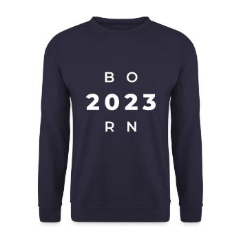 Born 2023 - Geboren im Jahr 2023 Geburts oder - Unisex Pullover - Navy - Vorne - Alina (178cm) & Michal (187cm)