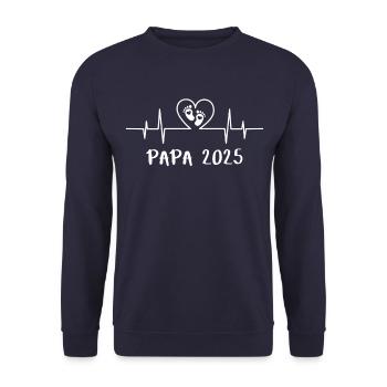 Papa 2025 Herzschlag - Das Daddy Vatertag Geburt - Unisex Pullover - Navy - Vorne - Alina (178cm) & Michal (187cm)