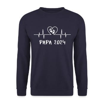 Papa 2024 Herzschlag - Das Daddy Vatertag Geburt - Unisex Pullover - Navy - Vorne - Alina (178cm) & Michal (187cm)