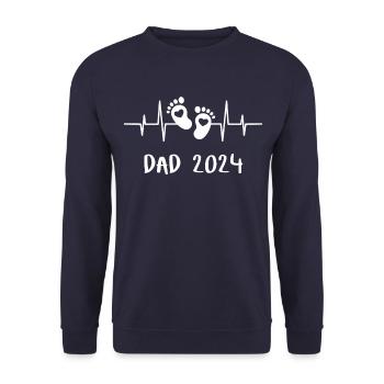 Dad 2024 Papa Herzschlag - Das Daddy Vatertag - Unisex Pullover - Navy - Vorne - Alina (178cm) & Michal (187cm)