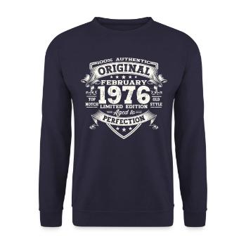 Original Februar Jahrgang 1976 47. Geburtstag Mann - Unisex Pullover - Navy - Vorne - Alina (178cm) & Michal (187cm)
