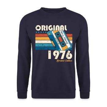 47. Geburtstag Kassette Februar Jahrgang 1976 - Unisex Pullover - Navy - Vorne - Alina (178cm) & Michal (187cm)