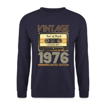47 Geburtstag Mann März Jahrgang 1976 Kassette - Unisex Pullover - Navy - Vorne - Alina (178cm) & Michal (187cm)