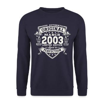 20. Geburtstag Mann Original März Jahrgang 2003 - Unisex Pullover - Navy - Vorne - Alina (178cm) & Michal (187cm)