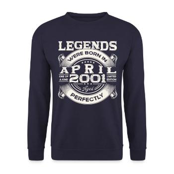22. Geburtstag Mann April Jahrgang 2001 Oldtimer - Unisex Pullover - Navy - Vorne - Alina (178cm) & Michal (187cm)