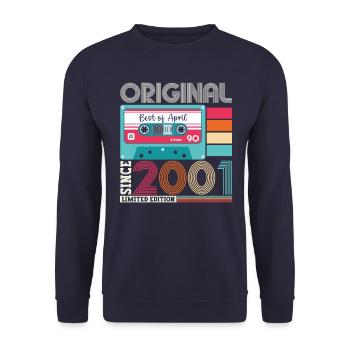 22. Geburtstag Mann April Jahrgang 2001 Kassette - Unisex Pullover - Navy - Vorne - Alina (178cm) & Michal (187cm)