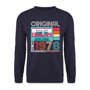 45e anniversaire homme April Born 1978 Cassette - Sweat-shirt Unisexe - marine - Devant - Alina (178cm) & Michal (187cm)