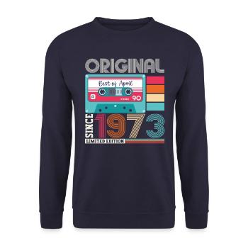 50e anniversaire homme April Born 1973 Cassette - Sweat-shirt Unisexe - marine - Devant - Alina (178cm) & Michal (187cm)
