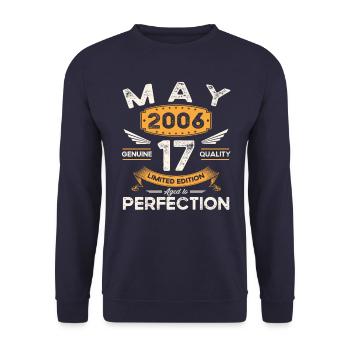 17th Birthday Man May Vintage 2006 Legendary - Unisex Sweatshirt - navy - Front - Alina (178cm) & Michal (187cm)