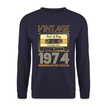 49 Birthday Man Woman Cassette Mai 1974 - Sweat-shirt Unisexe - marine - Devant - Alina (178cm) & Michal (187cm)