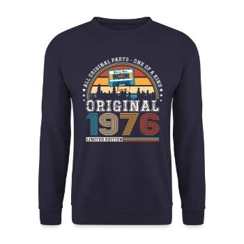 47. Geburtstag Mann Juni Jahrgang 1976 Kassette - Unisex Pullover - Navy - Vorne - Alina (178cm) & Michal (187cm)