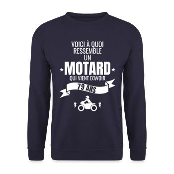 idée cadeau pour un motard humour homme 79 ans - Sweat-shirt Unisexe - marine - Devant - Alina (178cm) & Michal (187cm)