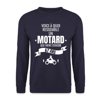 idée cadeau pour un motard humour homme 67 ans - Sweat-shirt Unisexe - marine - Devant - Alina (178cm) & Michal (187cm)