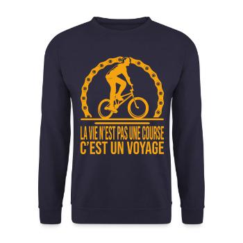 cycliste citation – La vie n’est pas une course - Sweat-shirt Unisexe - marine - Devant - Alina (178cm) & Michal (187cm)